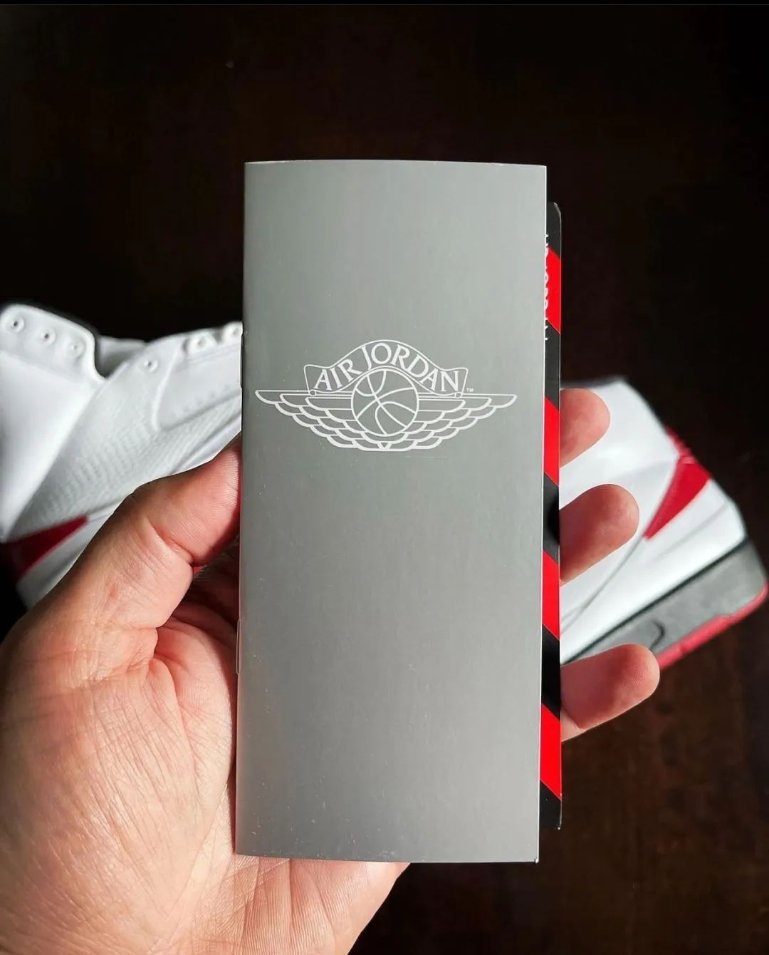 Off-White x AJ2「芝加哥」平替曝光，特殊鞋盒确认发售...