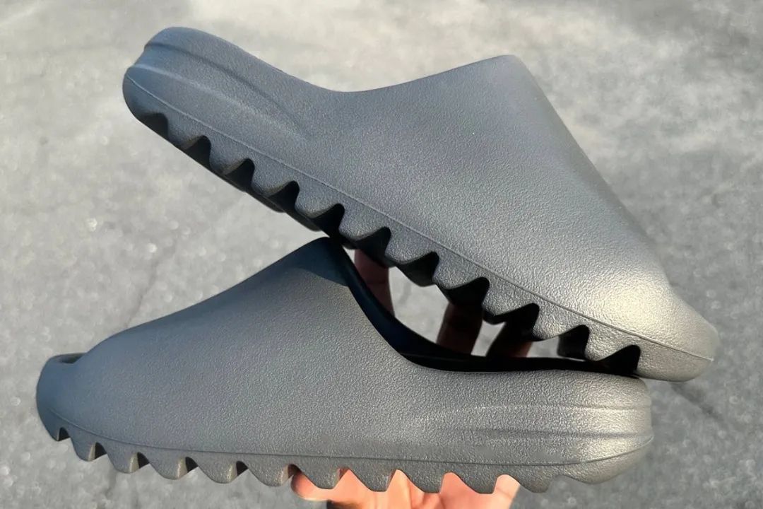 黑武士拖？Yeezy「烟灰」配色拖鞋实物提前泄露，确认将发售！