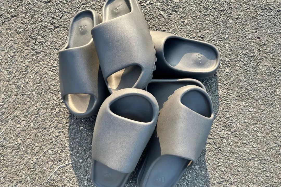 黑武士拖？Yeezy「烟灰」配色拖鞋实物提前泄露，确认将发售！