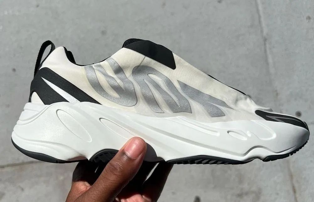 提前上脚！Yeezy 700全新「一脚蹬」熊猫配色曝光，很快发售！