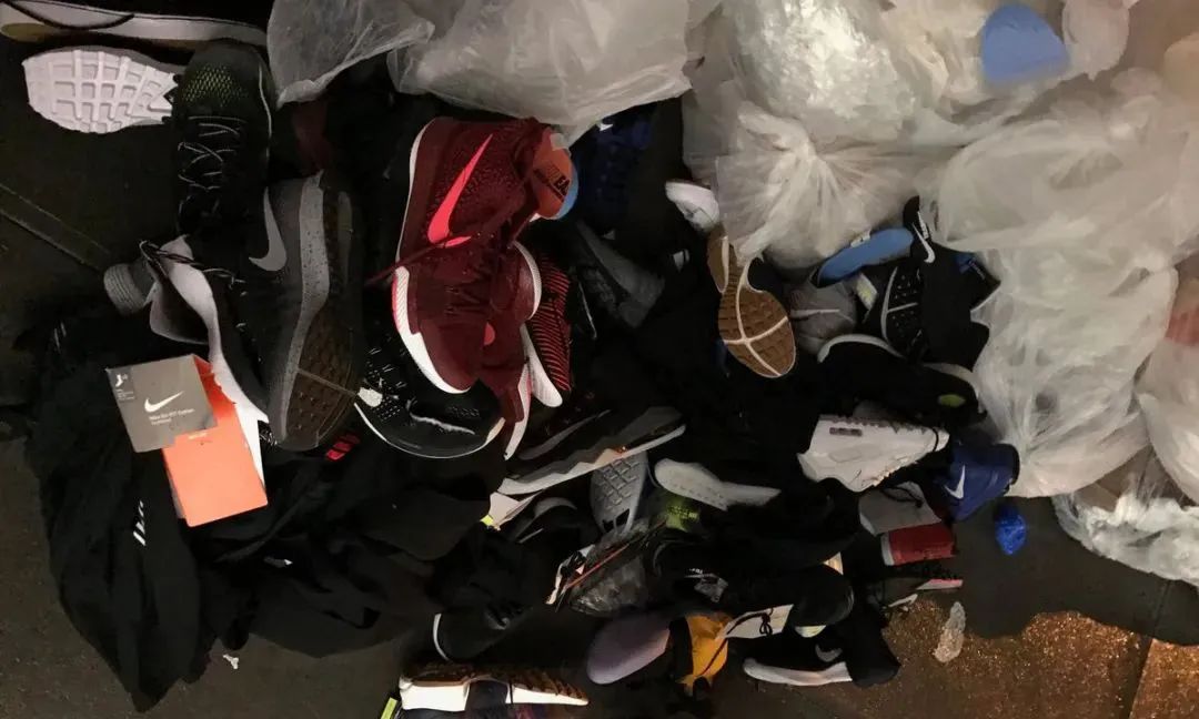 划烂Nike鞋扔到垃圾桶，卖不掉就毁掉！Yeezy也会这样吗？