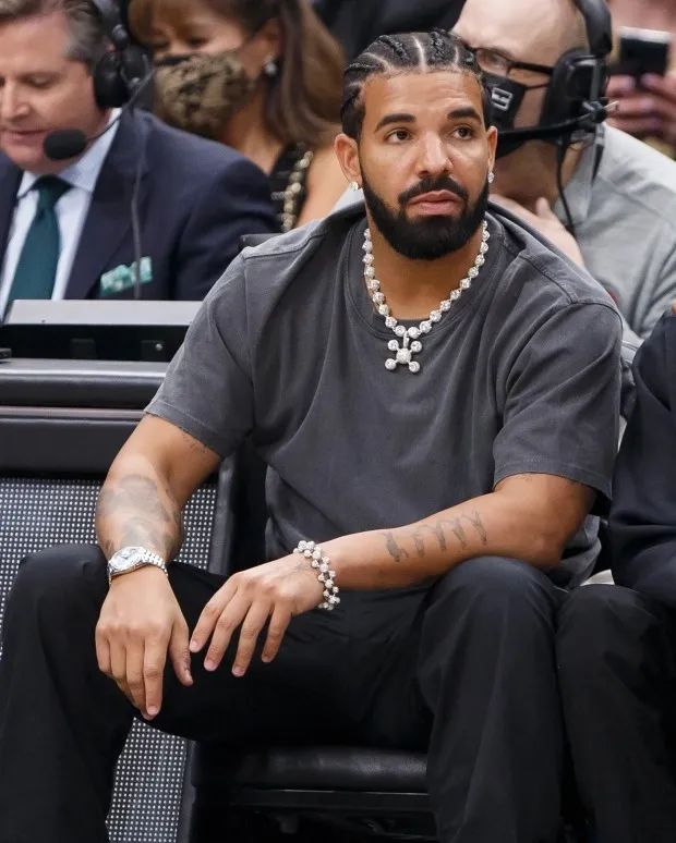 「辣酱哥」Drake赌球，输了100w美金，遭粉丝网暴了哈哈哈…
