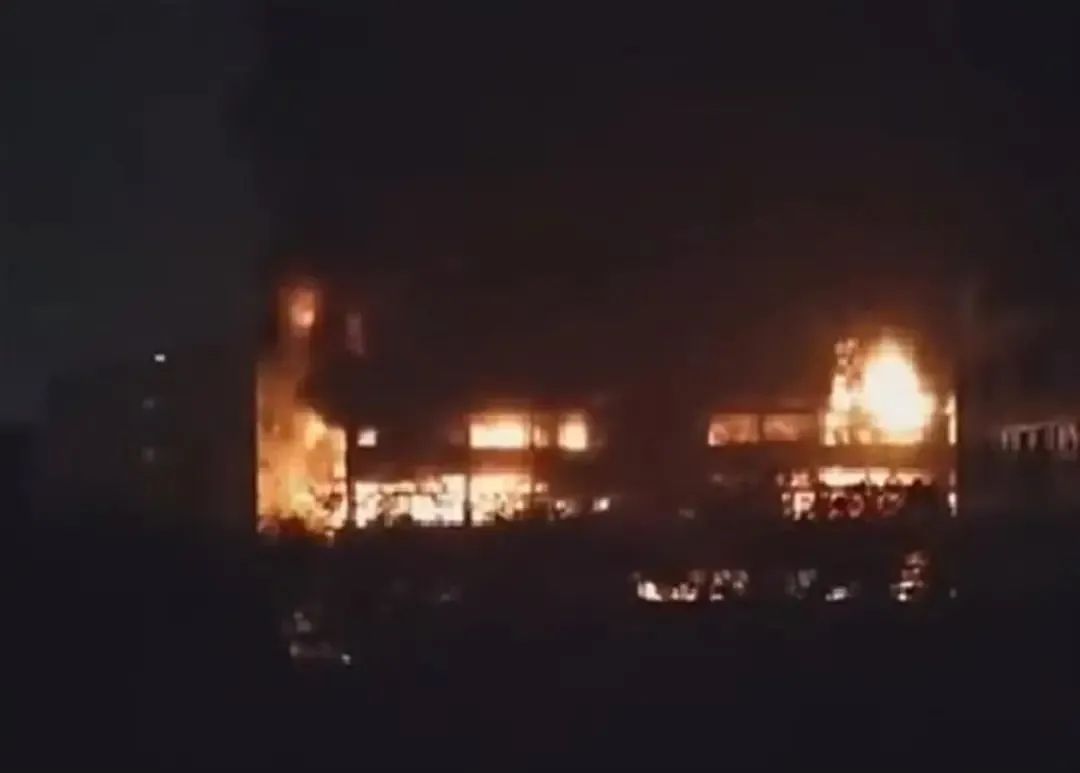 突发：成都某鞋工厂起火，烧了五层楼....