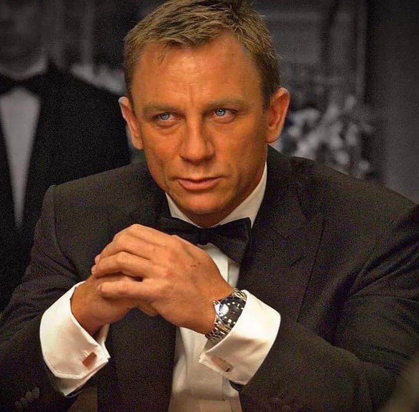 崩盘了！007扮演者居然上手「Swatch x 欧米茄」联名...