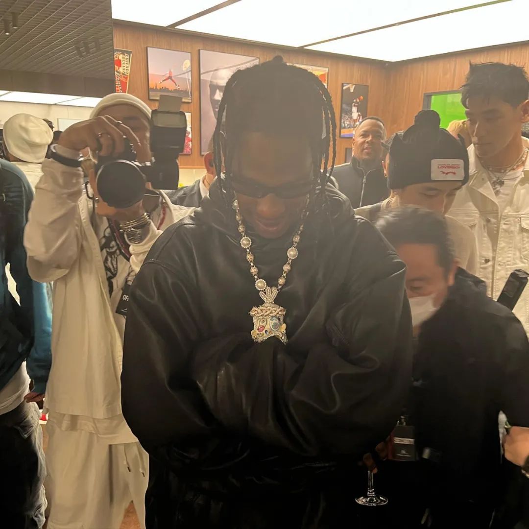 我晕，半夜「倒勾5.0」突袭发售！蟑螂侠Travis Scott还到了现场...