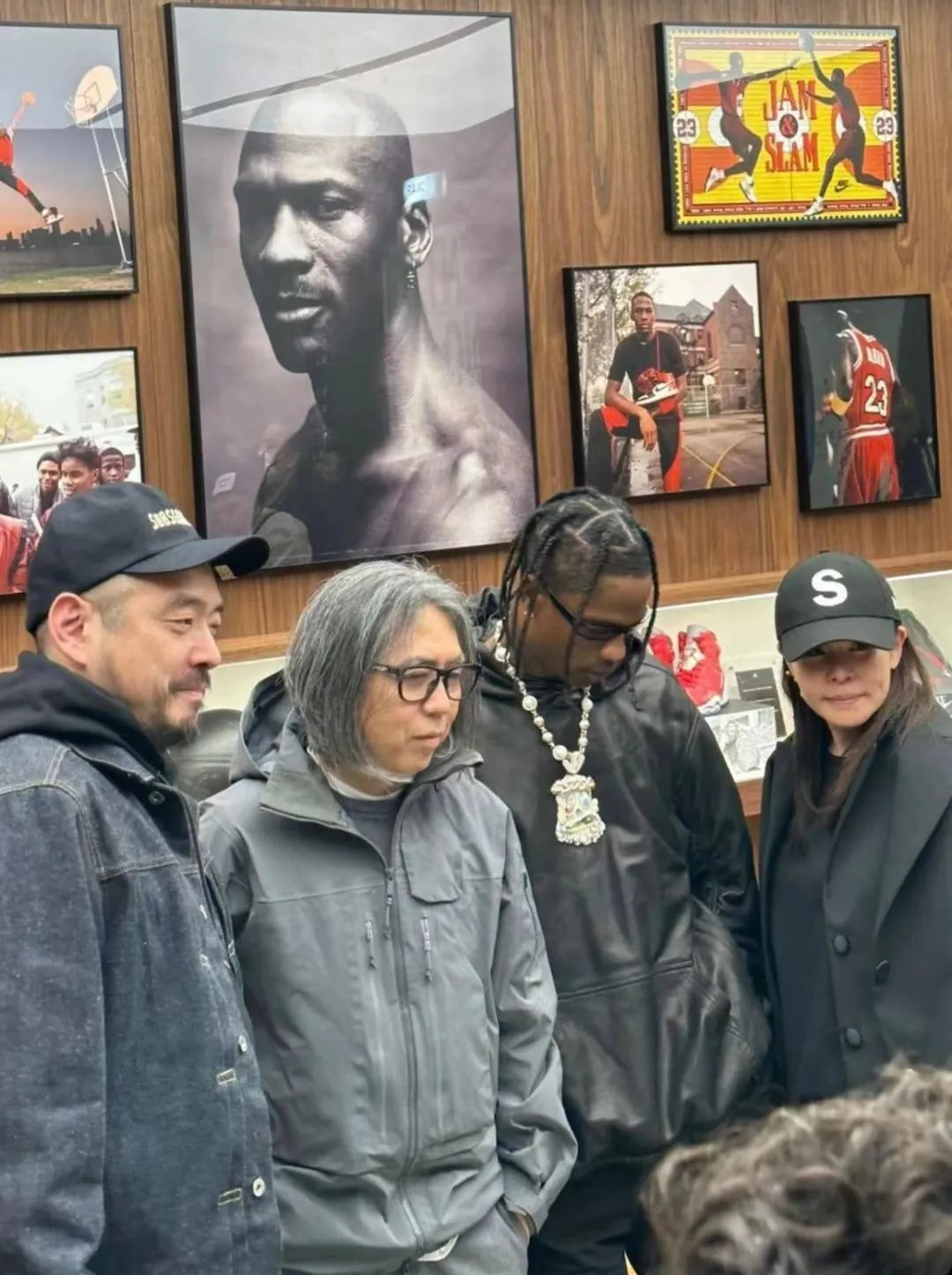 我晕，半夜「倒勾5.0」突袭发售！蟑螂侠Travis Scott还到了现场...