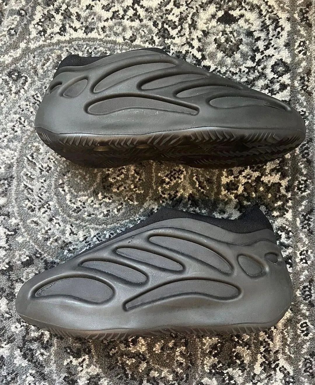 Yeezy 700「一脚蹬」被曝光，会发售吗？