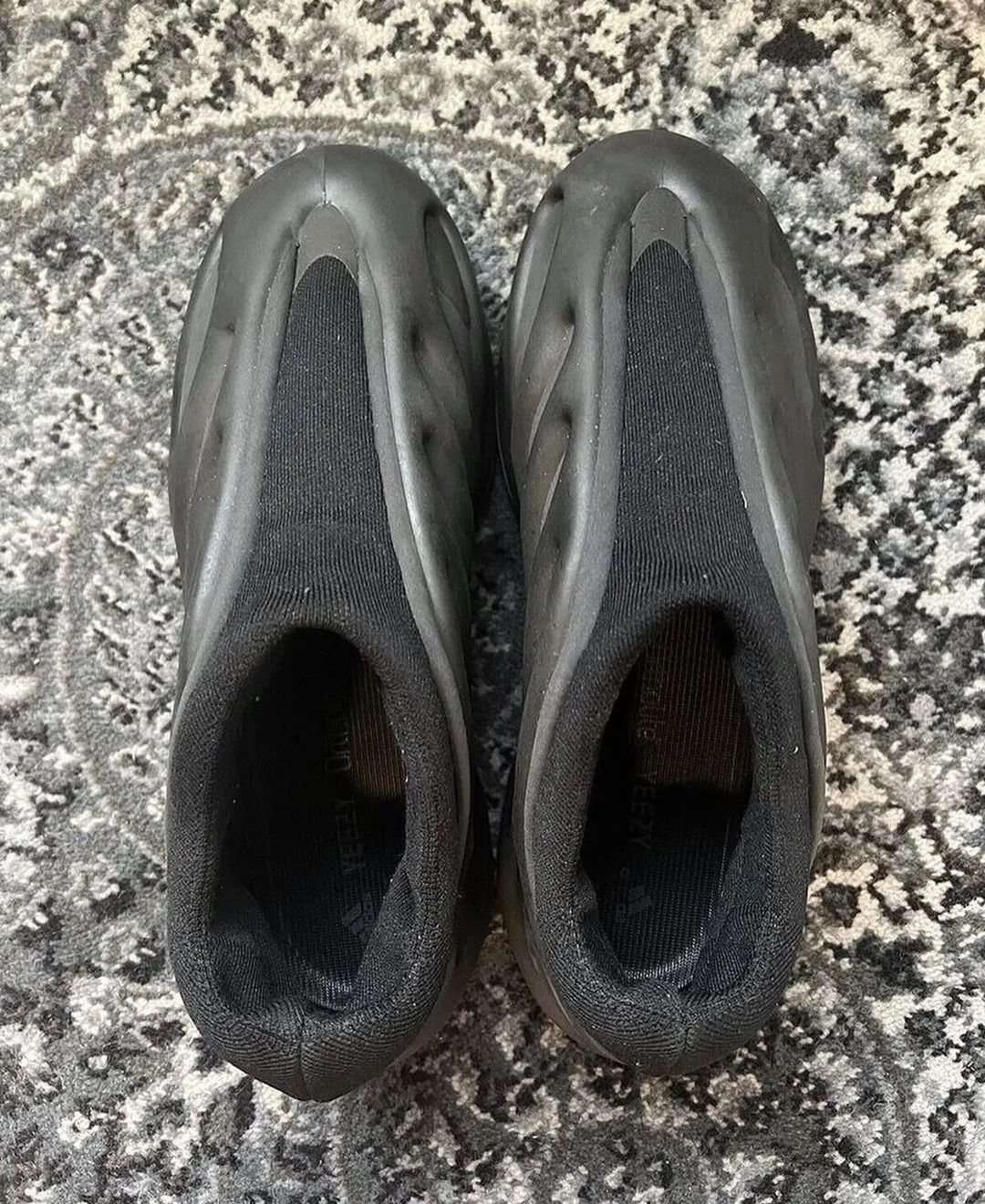 Yeezy 700「一脚蹬」被曝光，会发售吗？