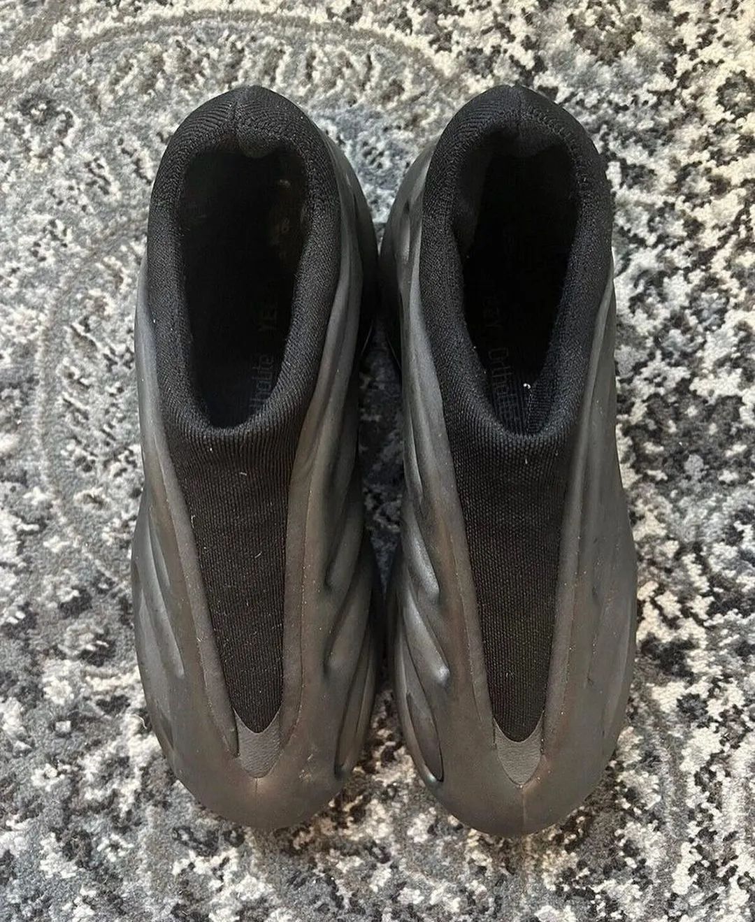 Yeezy 700「一脚蹬」被曝光，会发售吗？