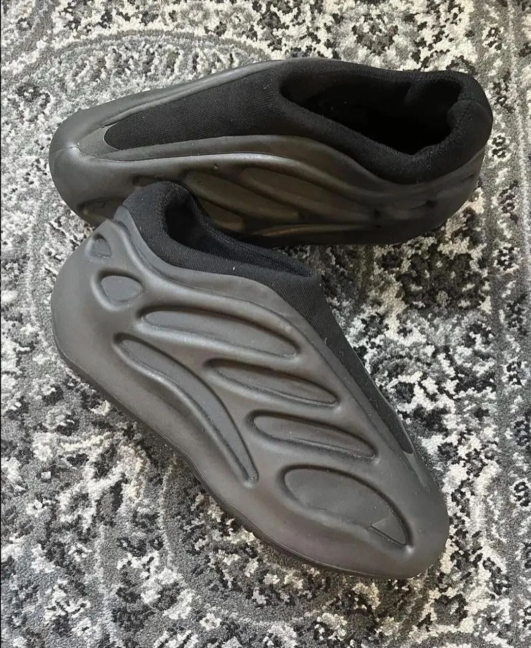 Yeezy 700「一脚蹬」被曝光，会发售吗？