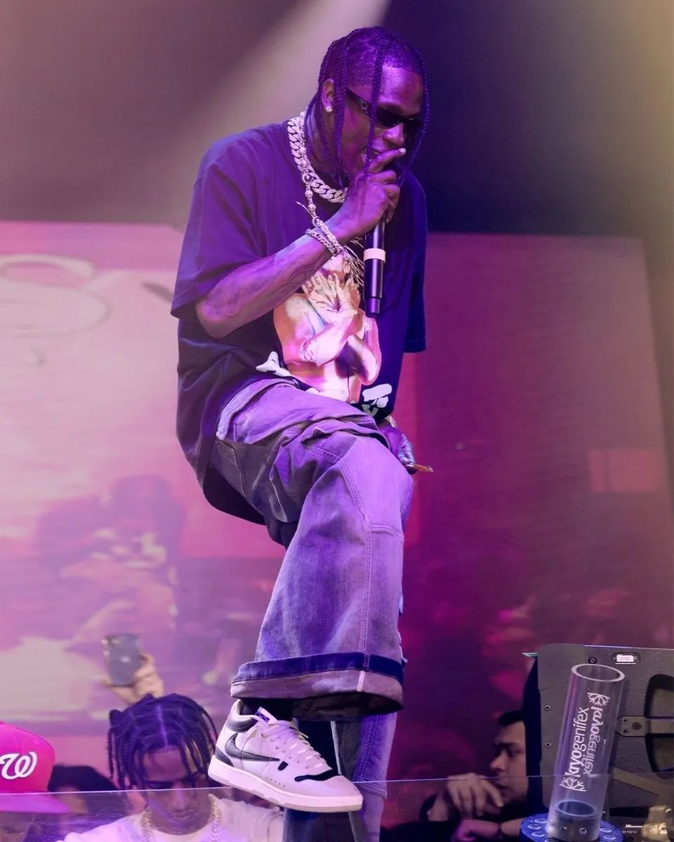 故意带节奏！Travis Scott又上脚「隐藏款倒钩」，快发售了吗？