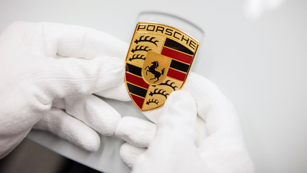 保时捷Porsche要换标了！「黑马金盾」2.0，给我看清楚！