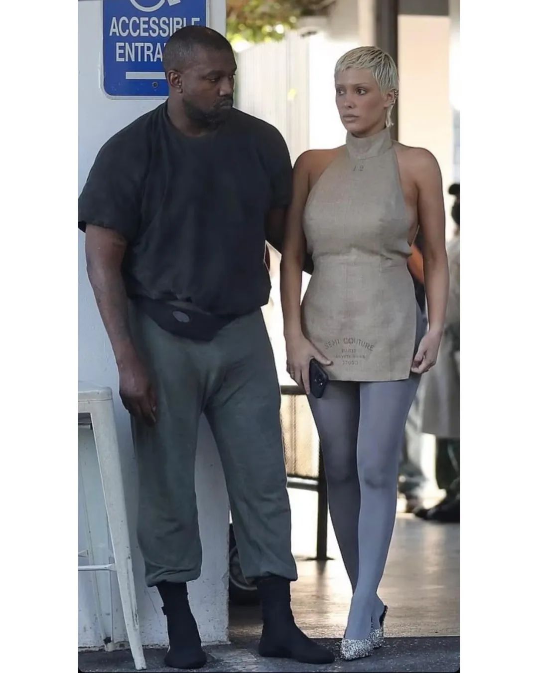 不穿裤子、不穿鞋！Kanye和新老婆出门OOTD太超前了...