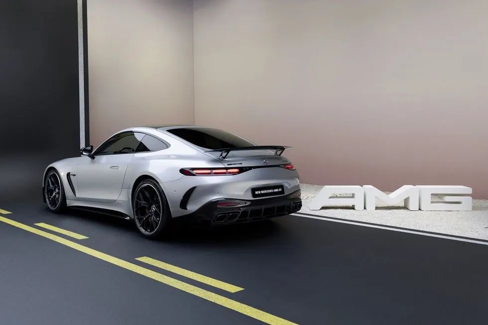 开怼保时捷911！奔驰AMG GT「四座跑车」新款曝光了！