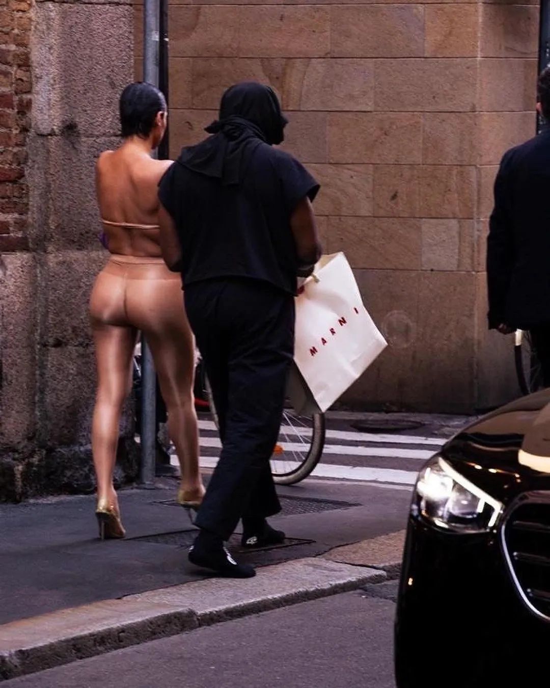 坎爷Kanye老婆，开始上身几乎全裸逛街了..