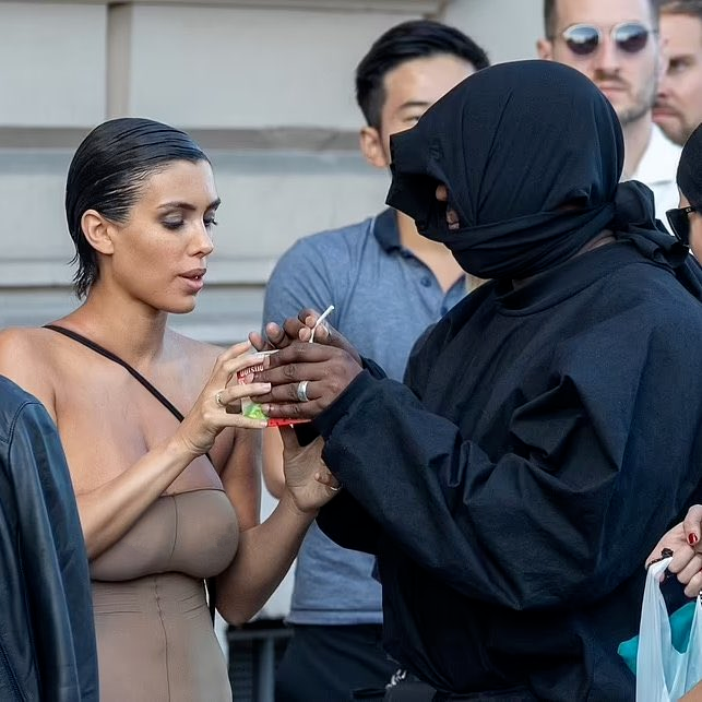 坎爷Kanye老婆又穿了透视装，上街排队买烤肉...