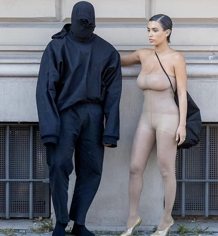 坎爷Kanye老婆又穿了透视装，上街排队买烤肉...