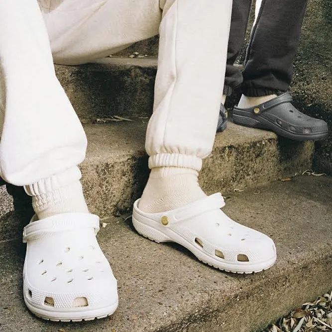 李维斯Levi's x Crocs「刺子秀牛仔」联名洞洞鞋，中国区发售！