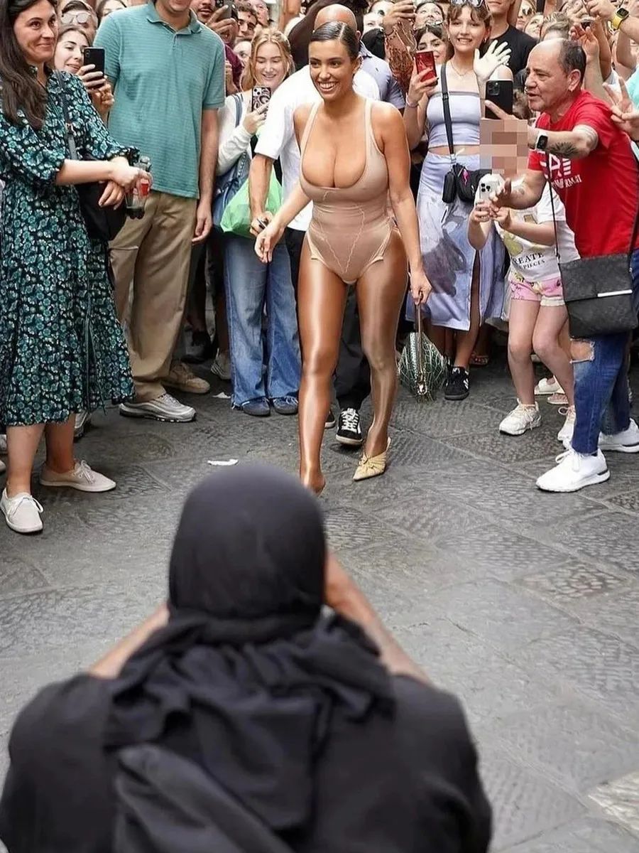 Kanye坎爷的老婆，又穿「透视装」逛街被围观了....