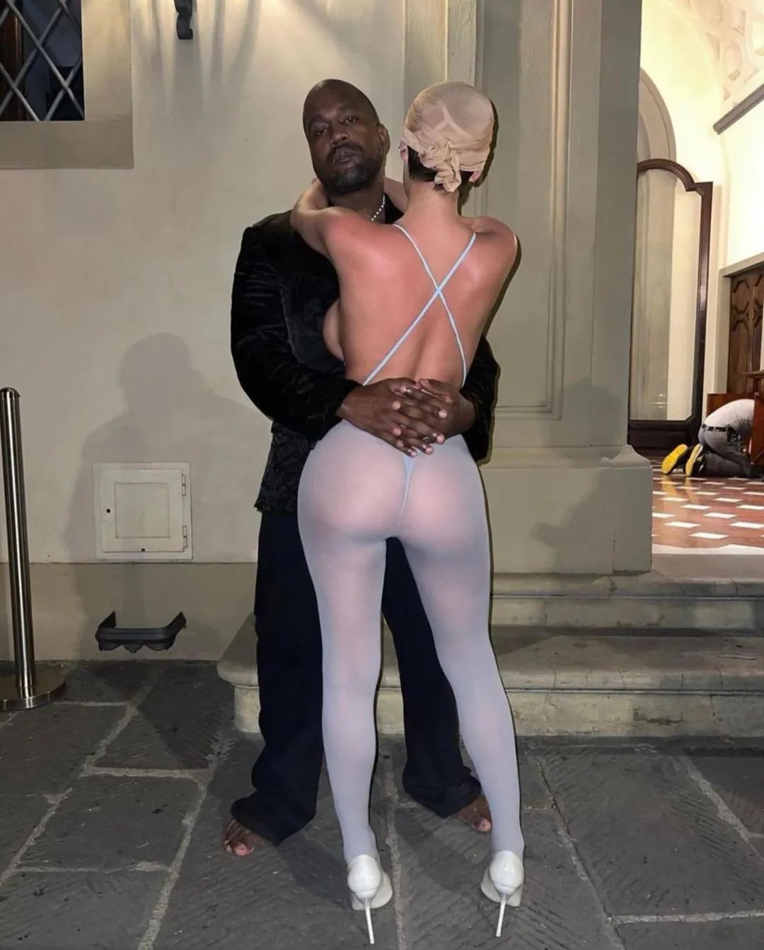 当Kanye坎爷的老婆，就能「穿衣自由」！