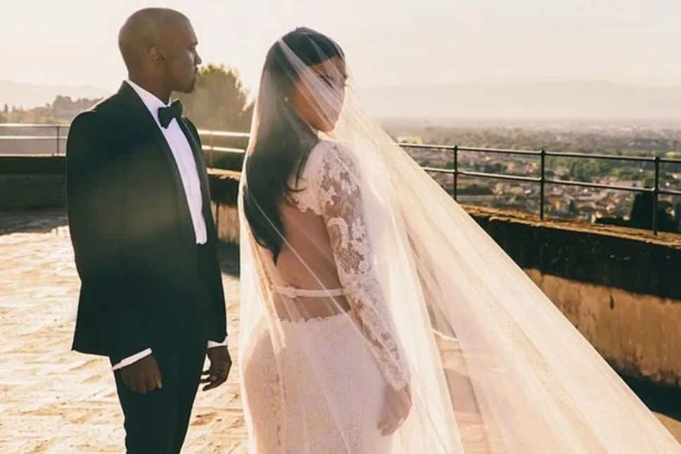 当Kanye坎爷的老婆，就能「穿衣自由」！