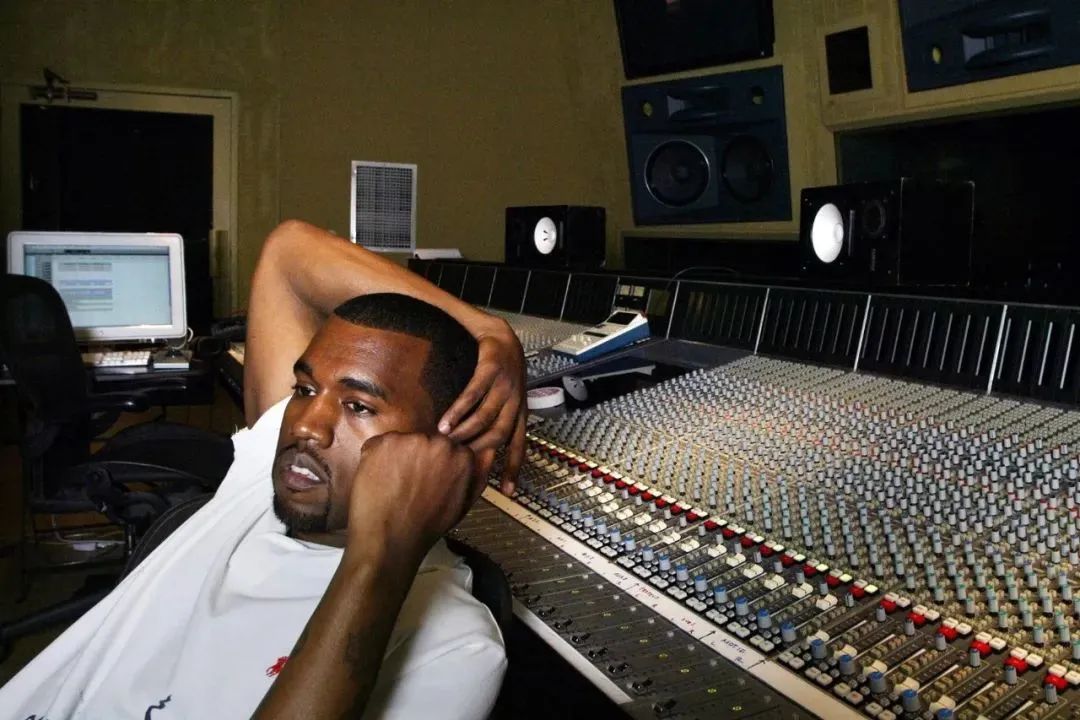 突袭发布预警！「Kanye坎爷」新单曲提前泄露了。