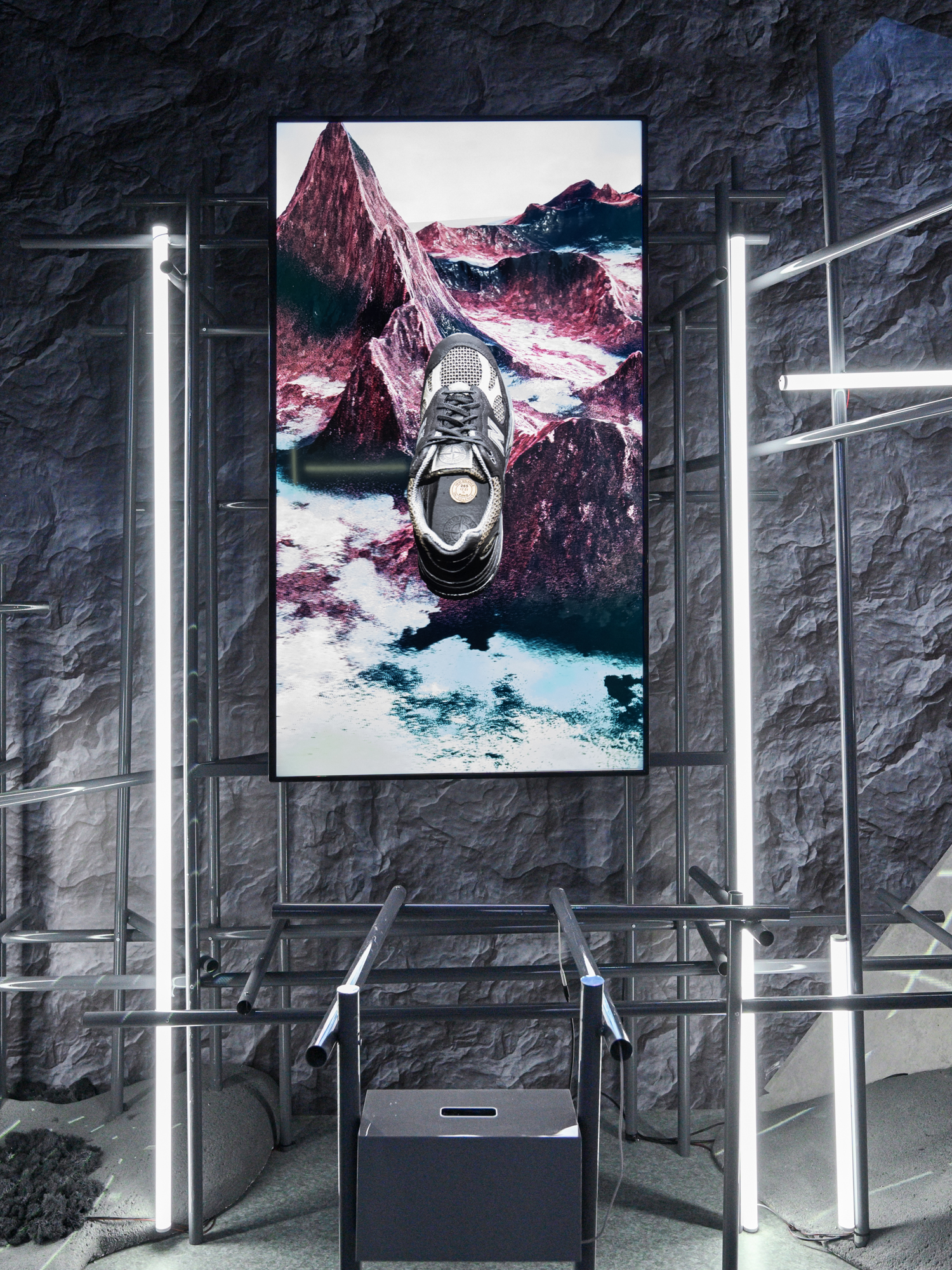 Stone Island x New Balance 于北京 SKP-S 打造「STEP INTO THE MOVING LAND」沉浸式艺术空间展览-Supreme情报网
