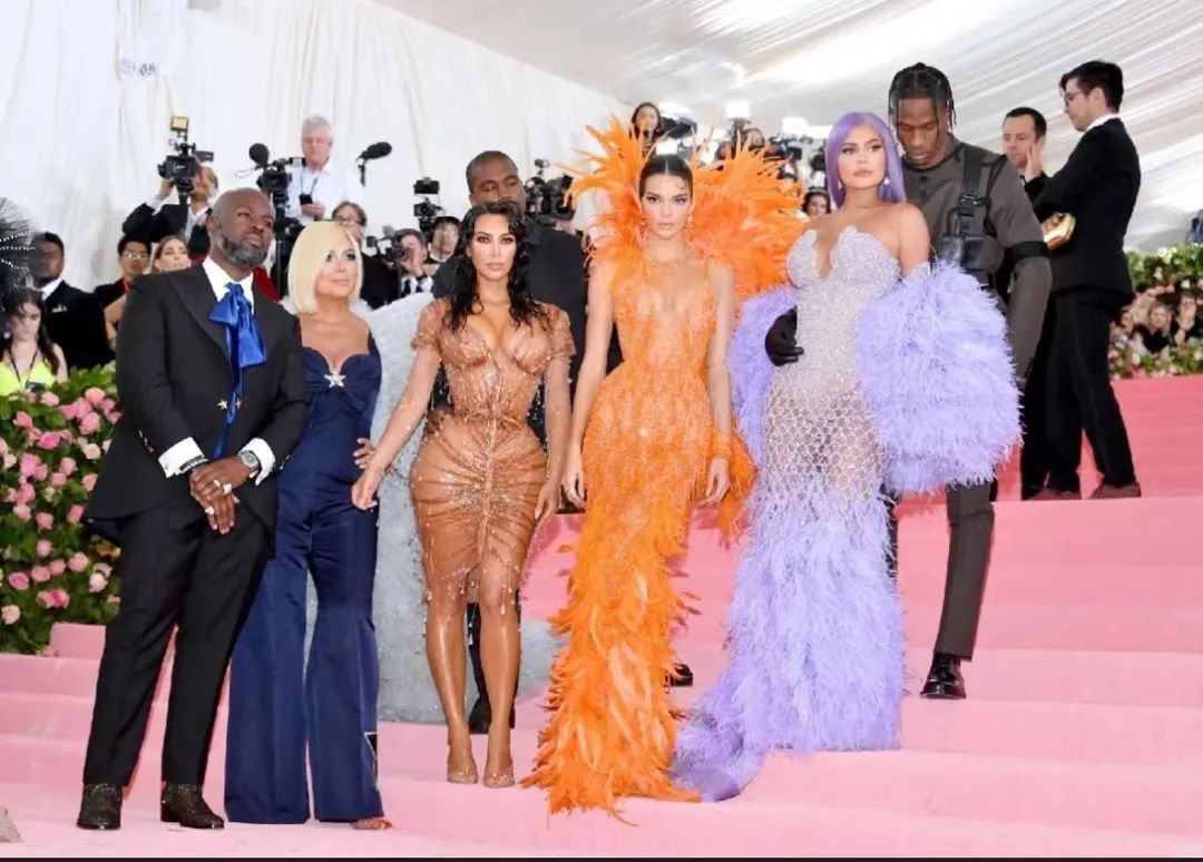 当Kanye坎爷的老婆，就能「穿衣自由」！