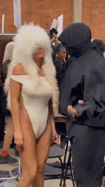 当Kanye坎爷的老婆，就能「穿衣自由」！
