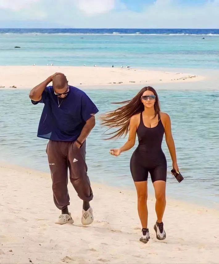 当Kanye坎爷的老婆,就能「穿衣自由」! 当Kanye坎爷的老婆,就能「穿衣自由」!-Supreme情报网