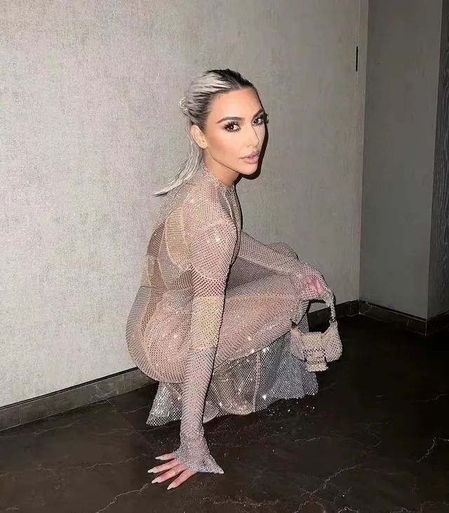 当Kanye坎爷的老婆，就能「穿衣自由」！