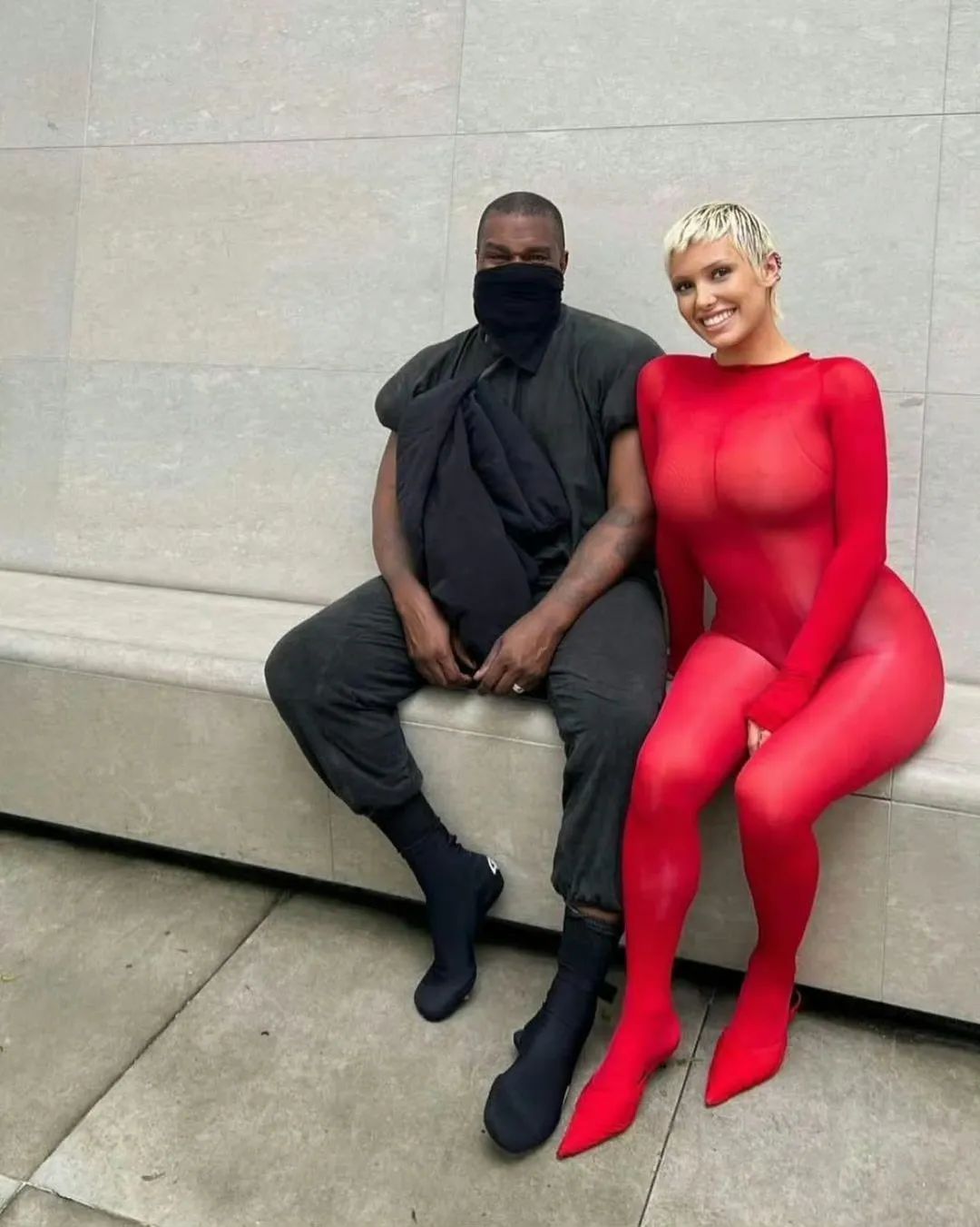 当Kanye坎爷的老婆，就能「穿衣自由」！