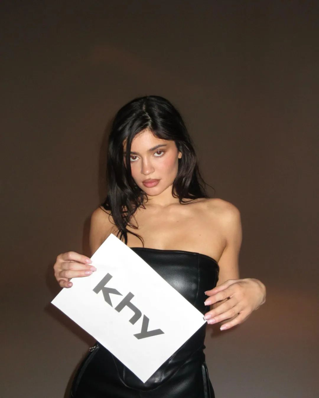 便宜！金小妹「Kylie Jenner」开潮牌了，被骂抄袭巴黎世家...