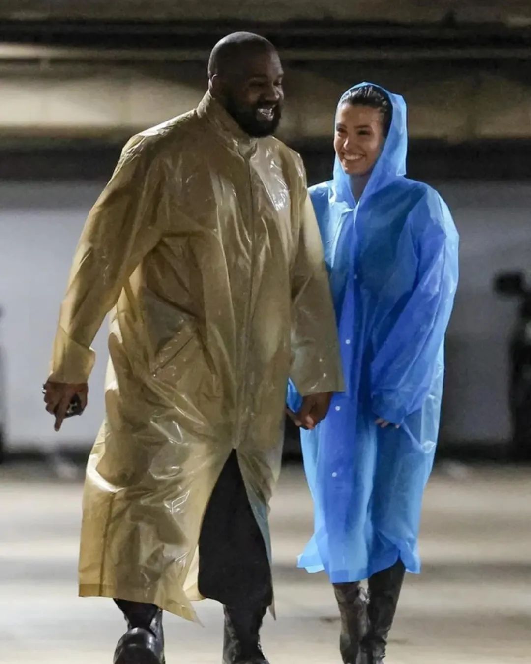 魔幻故事：侃爷Kanye半裸穿雨衣！叫狗仔来给自己老婆拍照...