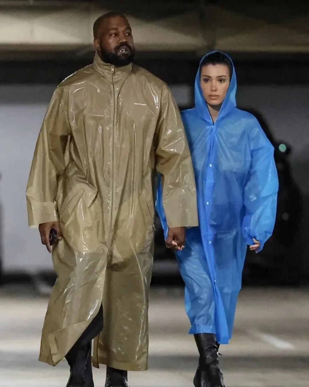 魔幻故事：侃爷Kanye半裸穿雨衣！叫狗仔来给自己老婆拍照...