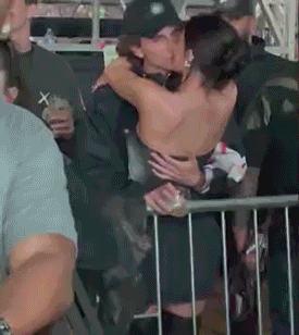 虐狗！「凯莉Kylie Jenner x 甜茶」频繁公开激吻，网友都看不下去了啊...