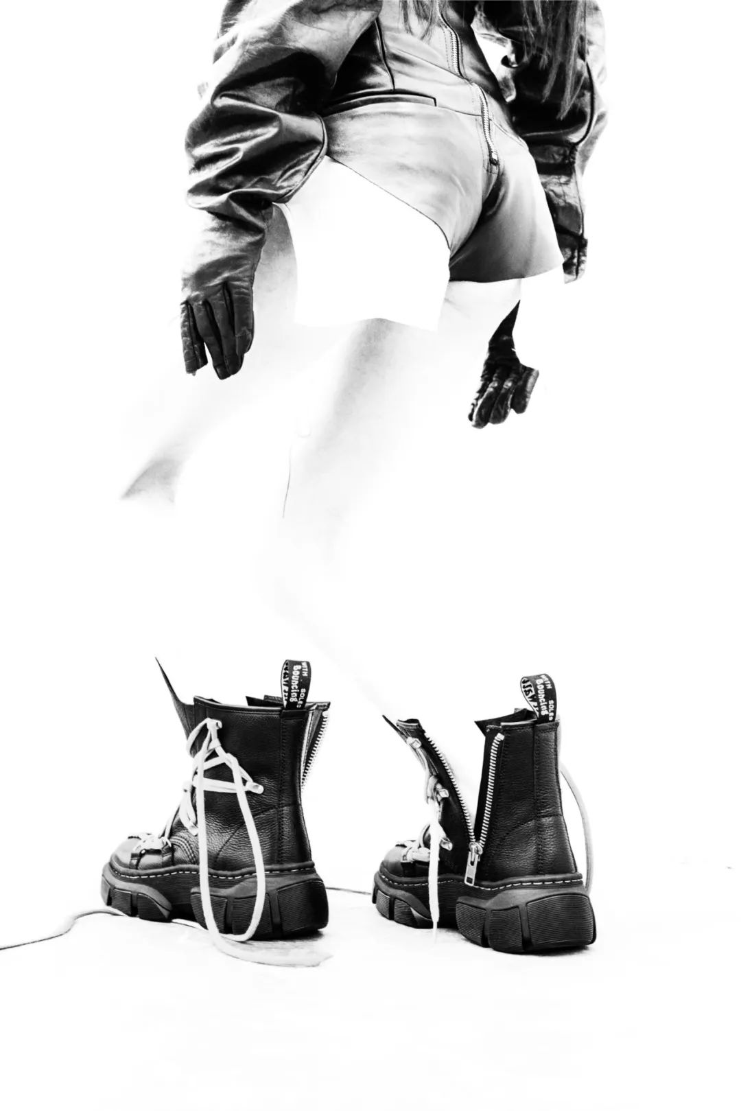 Lisa同款！「Rick Owens x 马丁靴」新联名曝光，明天发售！
