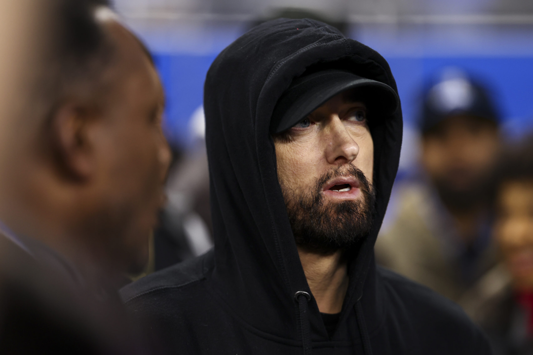 哈哈，2024年了「姆爷Eminem」还在用黑莓手机....