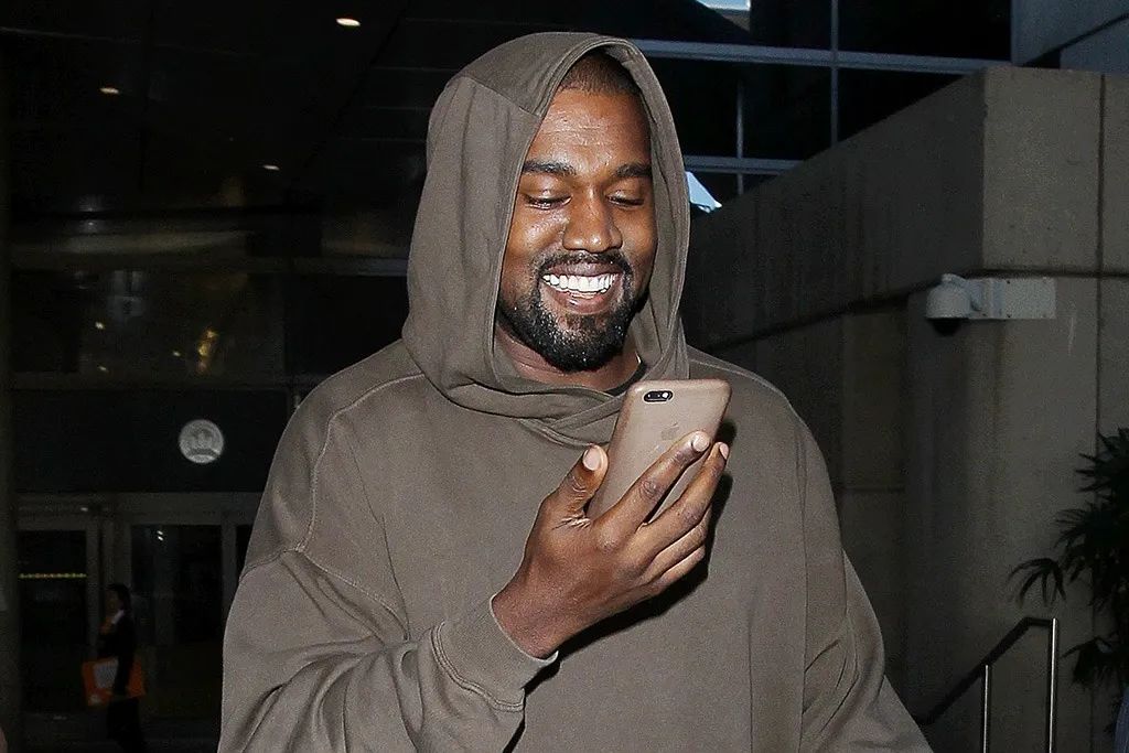 Kanye开骂「iPhone 15」：Fu*k！太卡了，不如华为啊！(/doge)