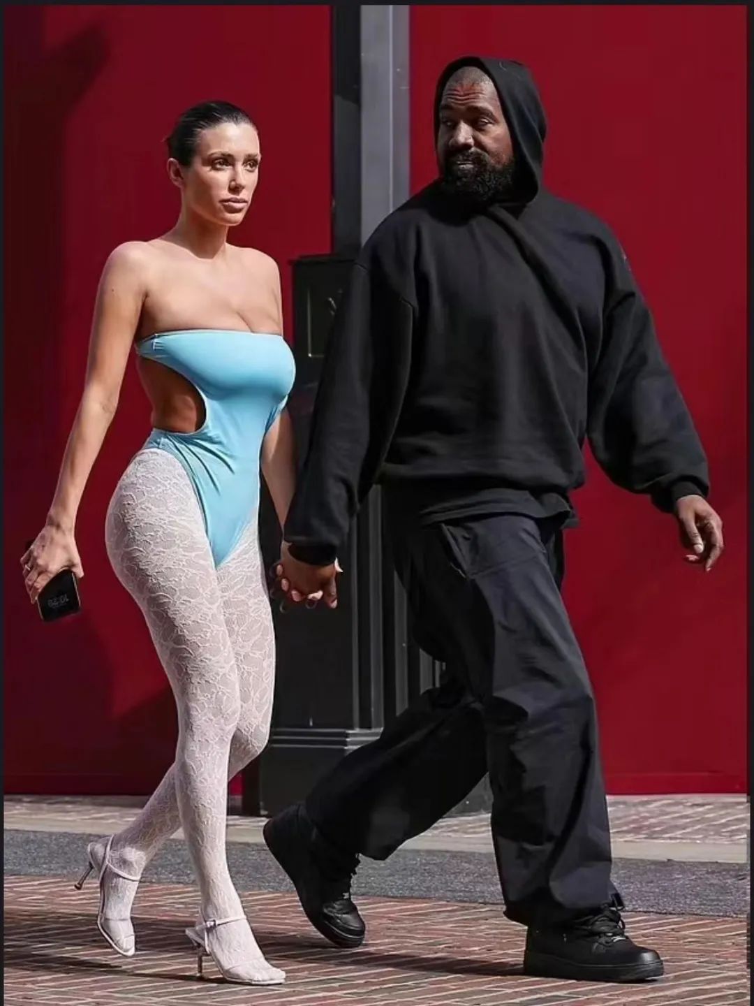 Kanye老婆深V蕾丝袜，和穿AF1的老公，一起去看《沙丘2》了...
