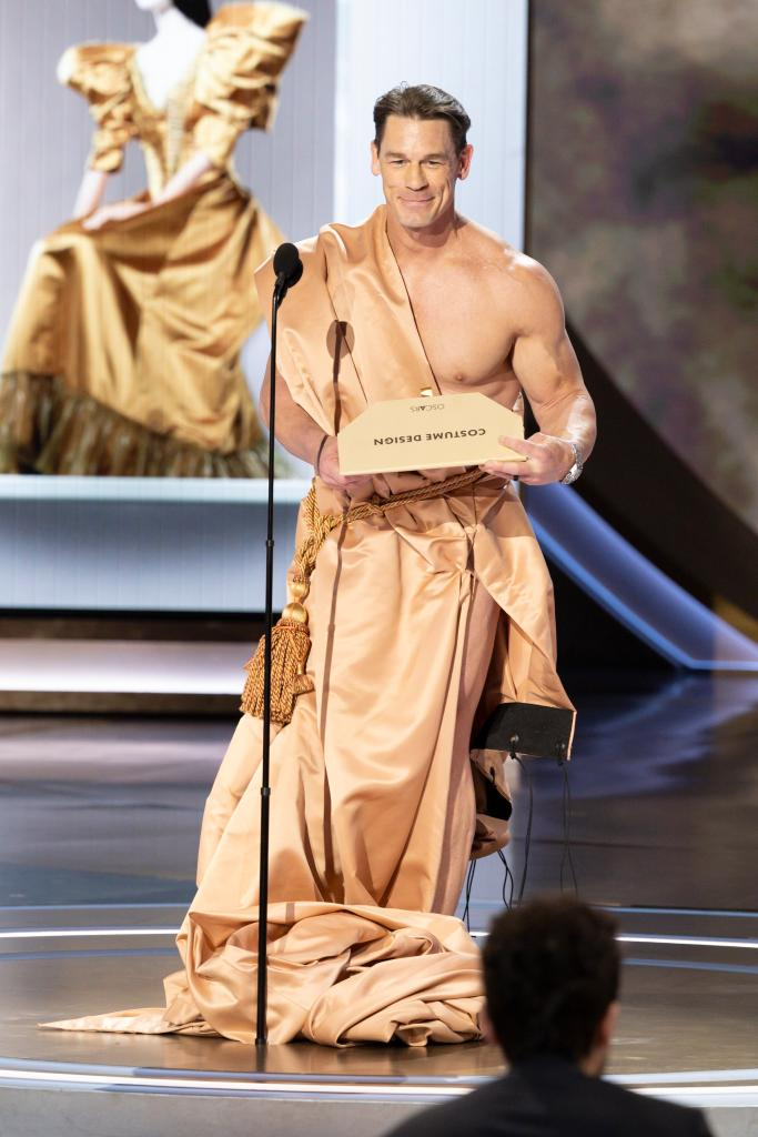 「裸体颁奖」奥斯卡演员，也得穿一双「勃肯鞋」上台带货啊...