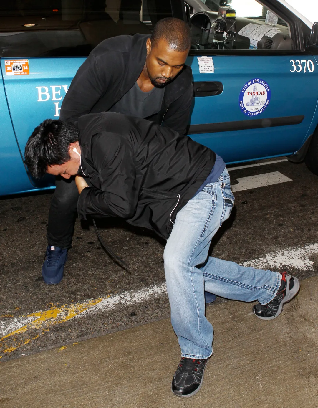 跟风诺米？侃爷Kanye穿「始祖鸟」在迪士尼打人，被抓进警察局了...(/doge)