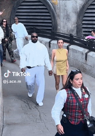 跟风诺米？侃爷Kanye穿「始祖鸟」在迪士尼打人，被抓进警察局了...(/doge)