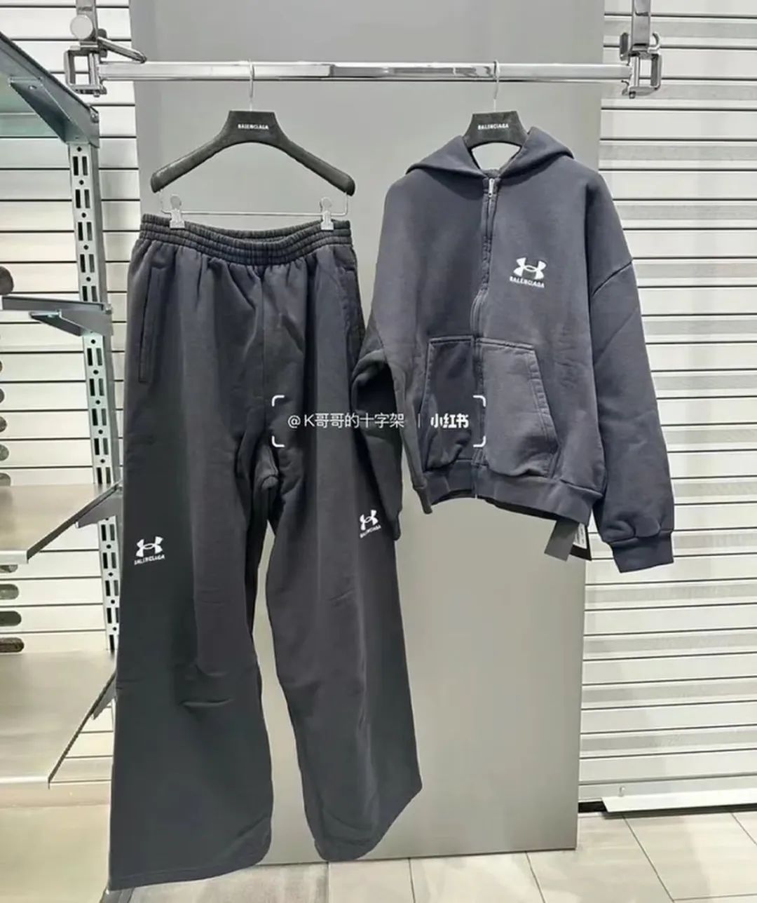 「巴黎世家 x Under Armour」联名大曝光，2025年新品更抽象了...