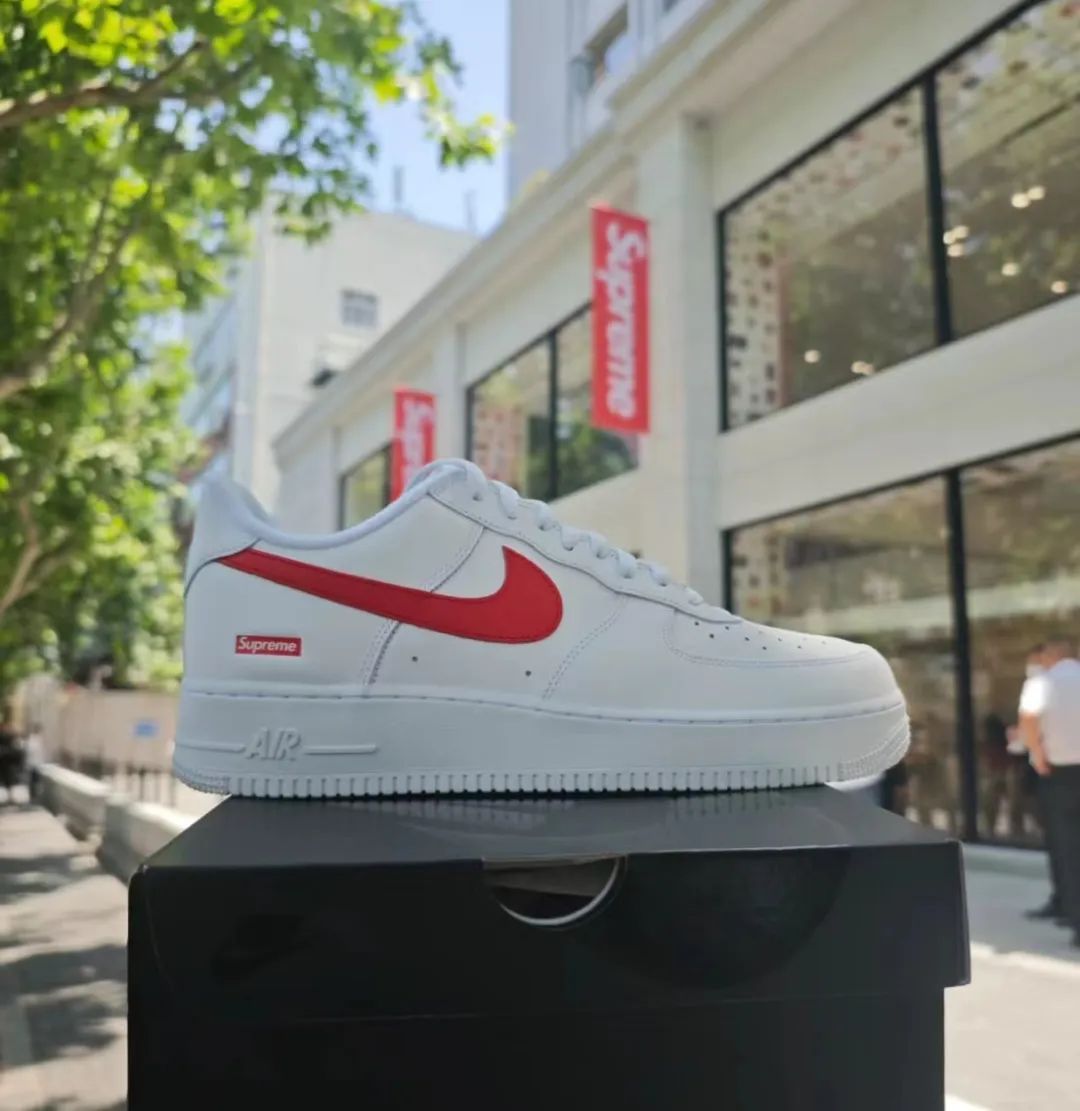 中国限定「Supreme x 耐克AF1」首发，闲鱼后门货1300一双了！