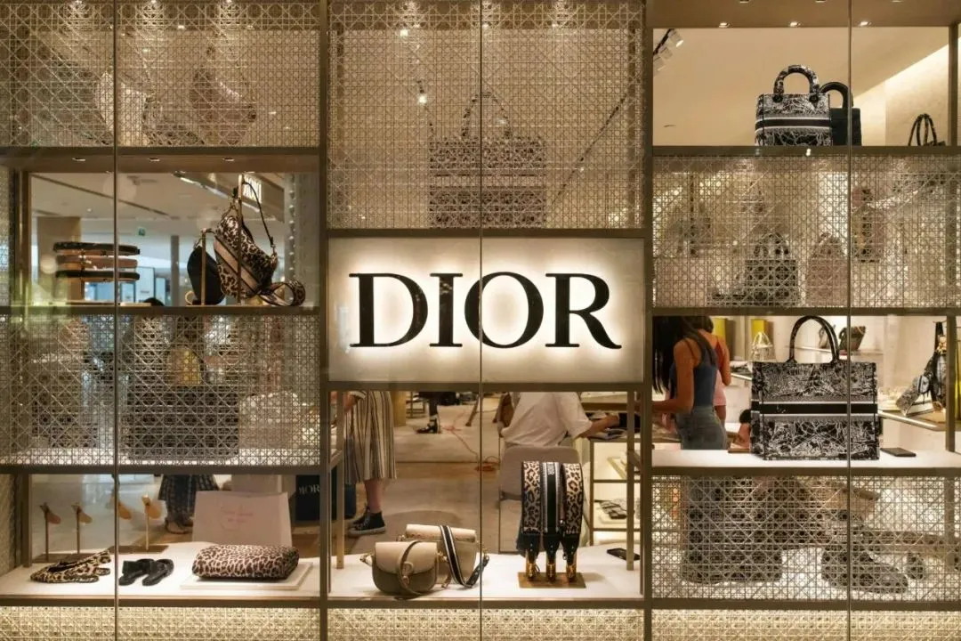 「Dior」官方工厂被警方调查，定价2万的托特包，成本仅400人民币。