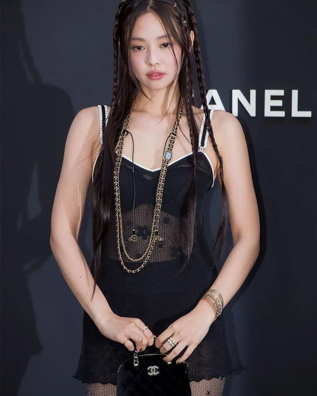 人间香奈儿「Jennie」鼻钉+透视装+内衣外露，新造型太辣了！