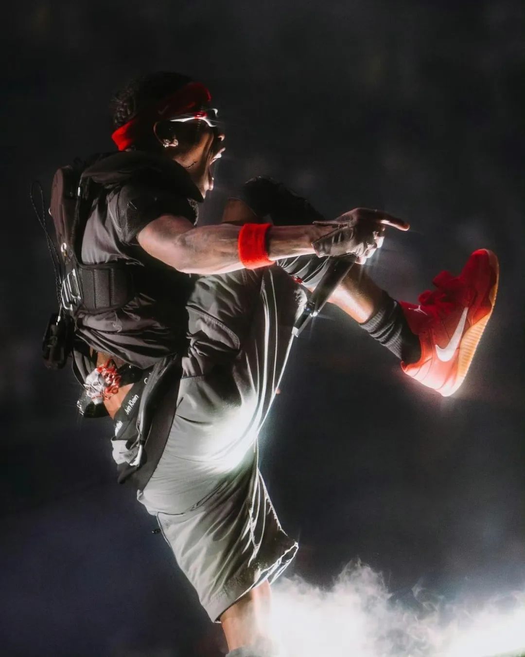 「红倒勾」曝光！Travis Scott故意上脚，致敬Air Yeezy？？