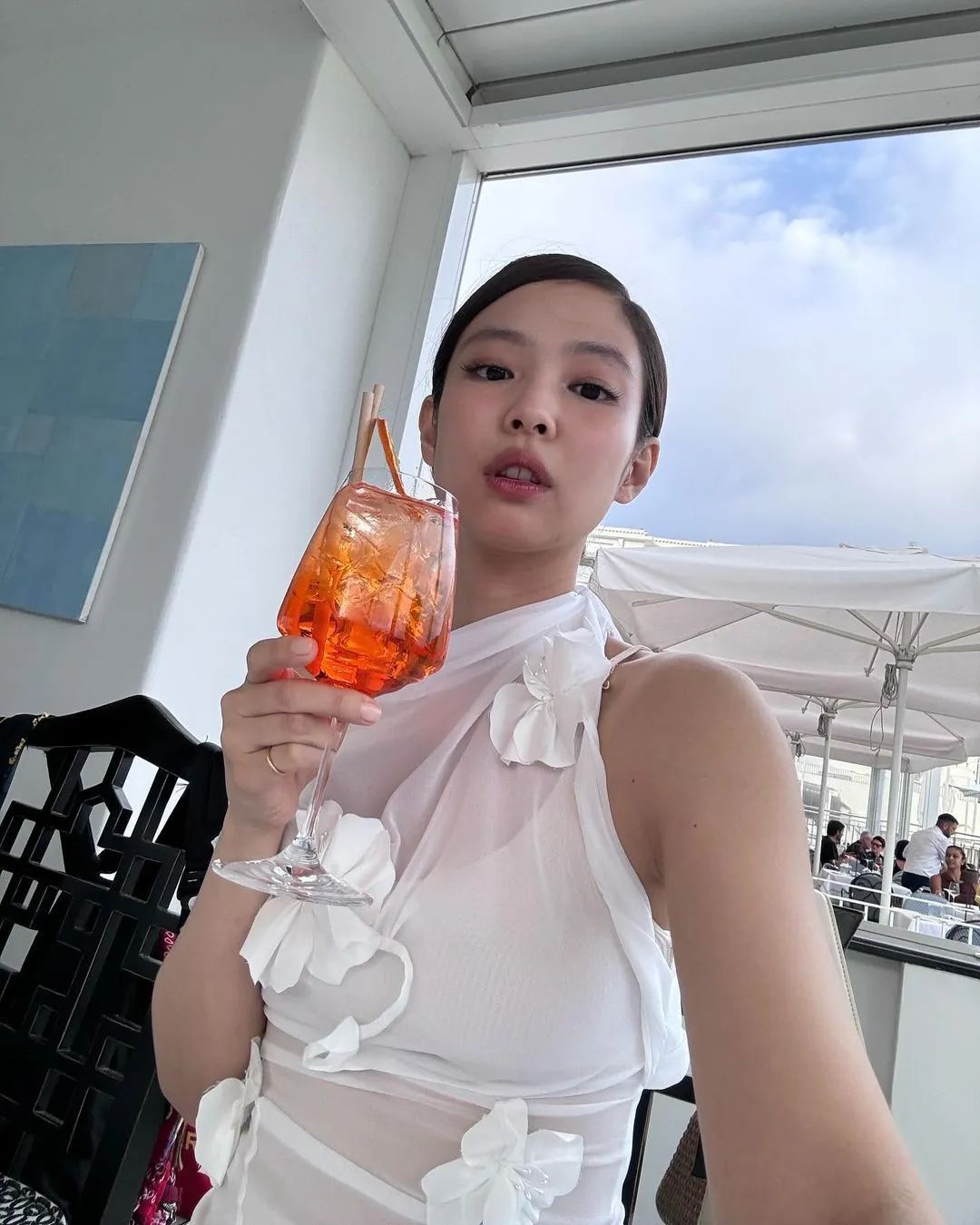 Jennie「室内抽电子烟」被偷拍，二手烟直接吐在了助理脸上了..