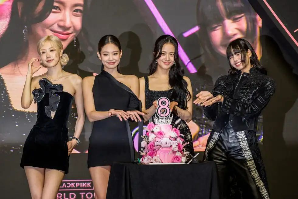 Lisa上身国潮！时隔11个月「BLACKPINK」集体自拍来了...